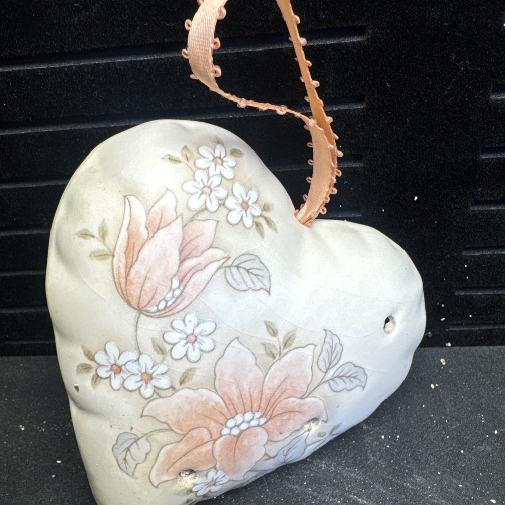Beautiful Powder Room Decor. - Picture 5 of 14
